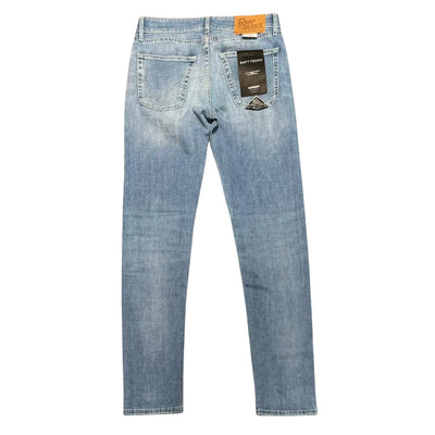 Acquista subito il Jeans uomo, in cotone elasticizzato, cinque tasche, chiusura con zip e bottone logato e logo sulla tasca posteriore, firmato Roy Roger's su Old England: vieni a scoprire tutta la collezione sul nostro sito. 