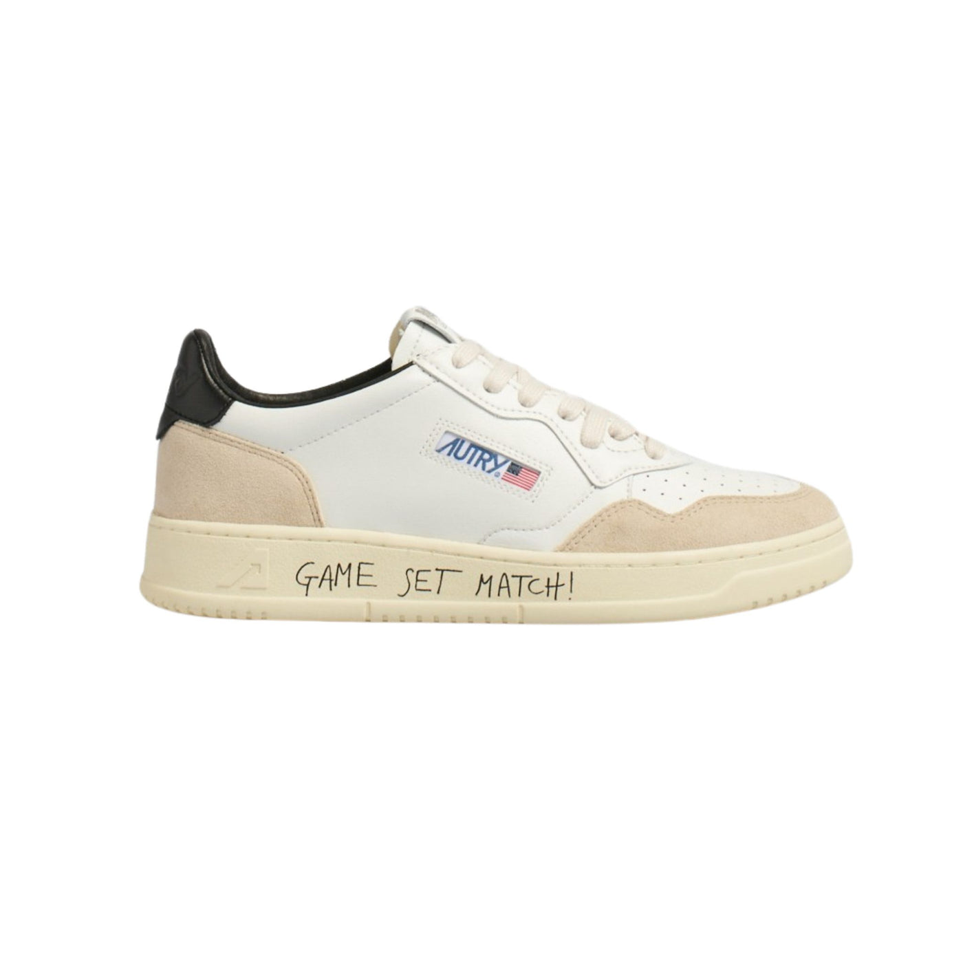 Sneakers con scritta "Game Set Match!" sulla suola 
