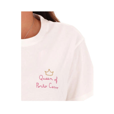 dettaglio scritta T-shirt bianca "Queen of Porto Cervo"