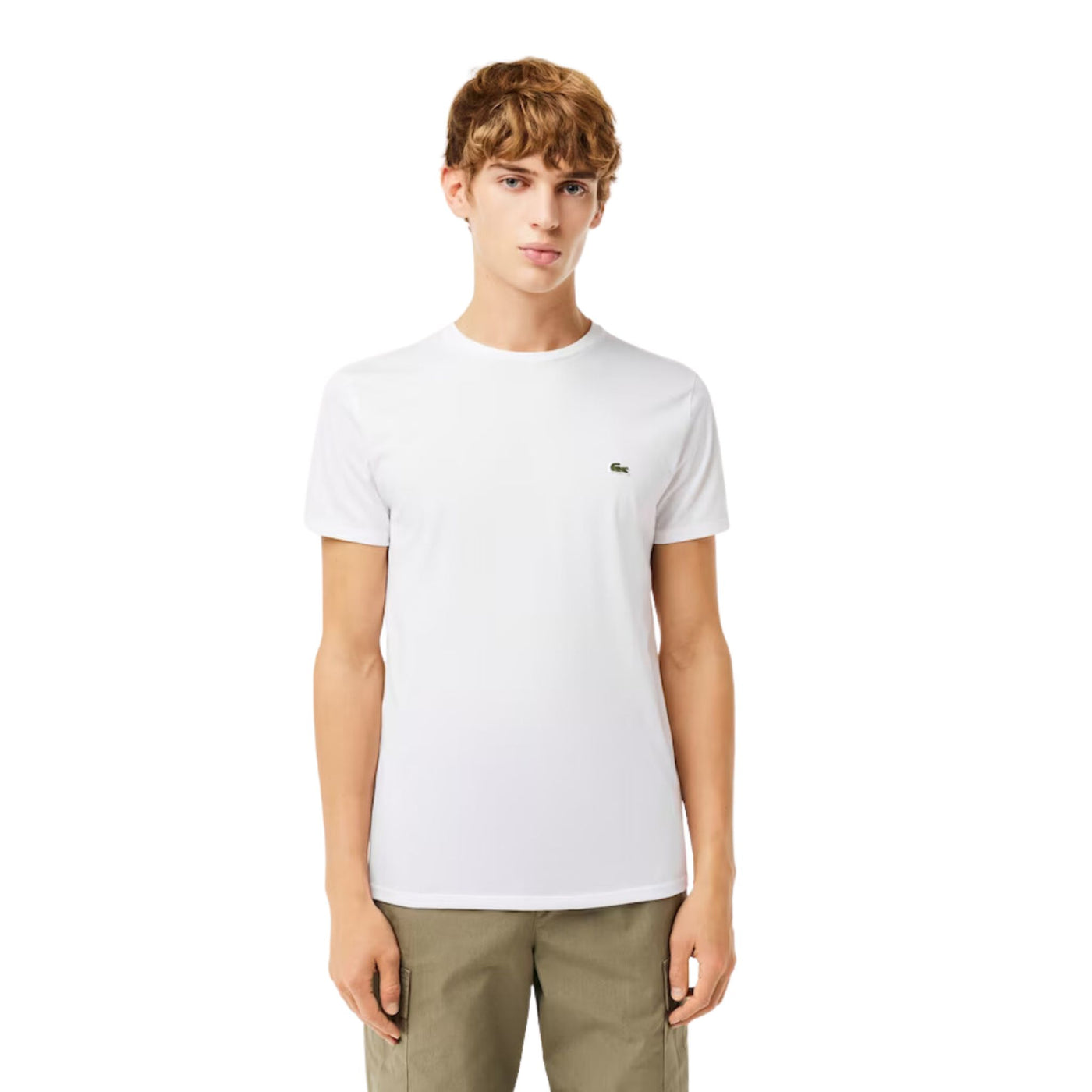 Modello con T-shirt in jersey di cotone Pima con logo ricamato sul petto