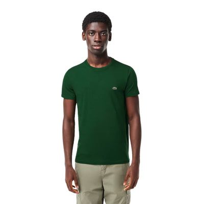 Modello con T-shirt in jersey di cotone Pima con logo ricamato sul petto