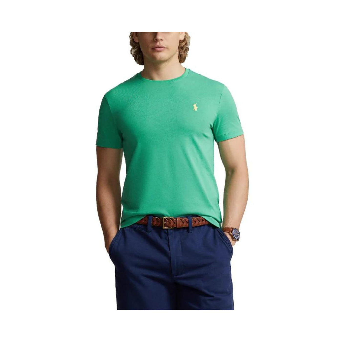 Modello con T-shirt in tinta unita verde con cavallino sul petto in contrasto