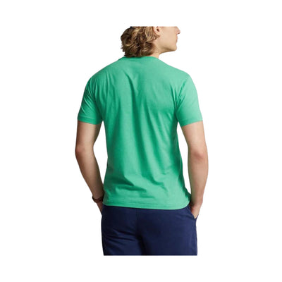 Retro modello con T-shirt in tinta unita verde con cavallino sul petto in contrasto