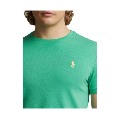 Dettaglio ravvicinato T-shirt in tinta unita verde con cavallino sul petto in contrasto