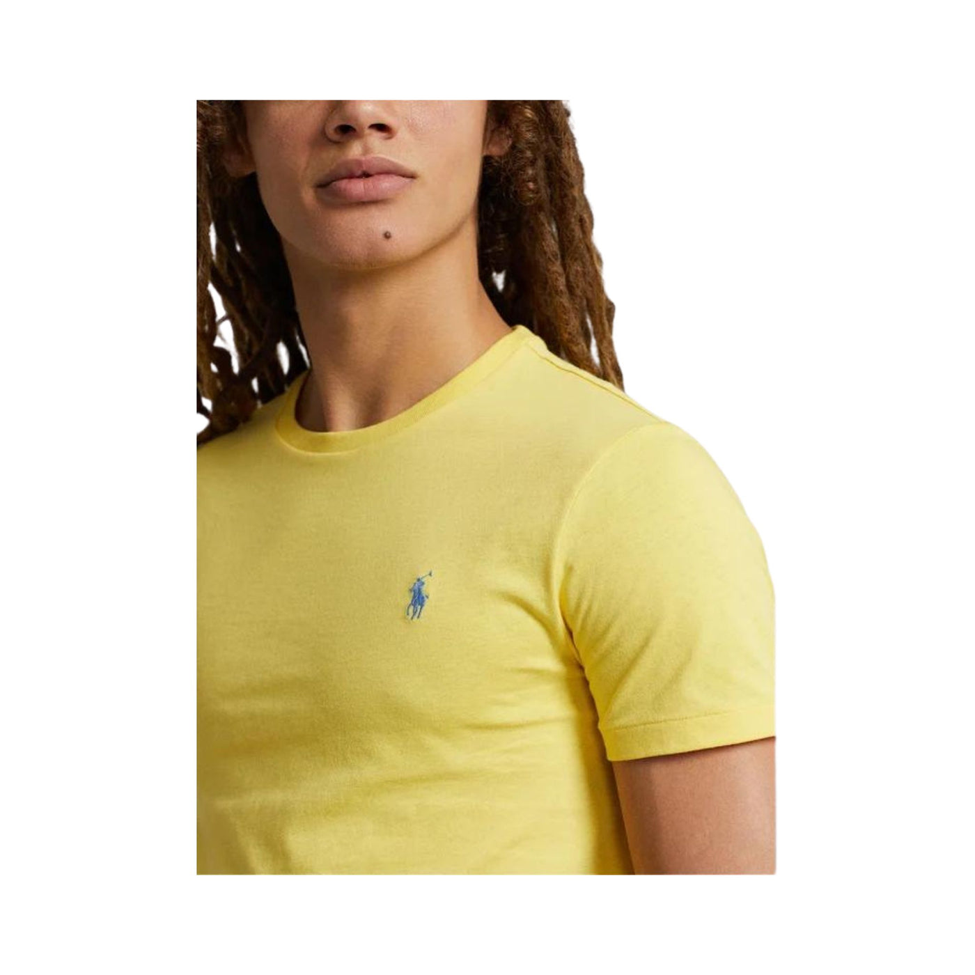 Dettaglio ravvicinato T-shirt in cotone con maniche corte e girocollo e iconico cavallino sul petto