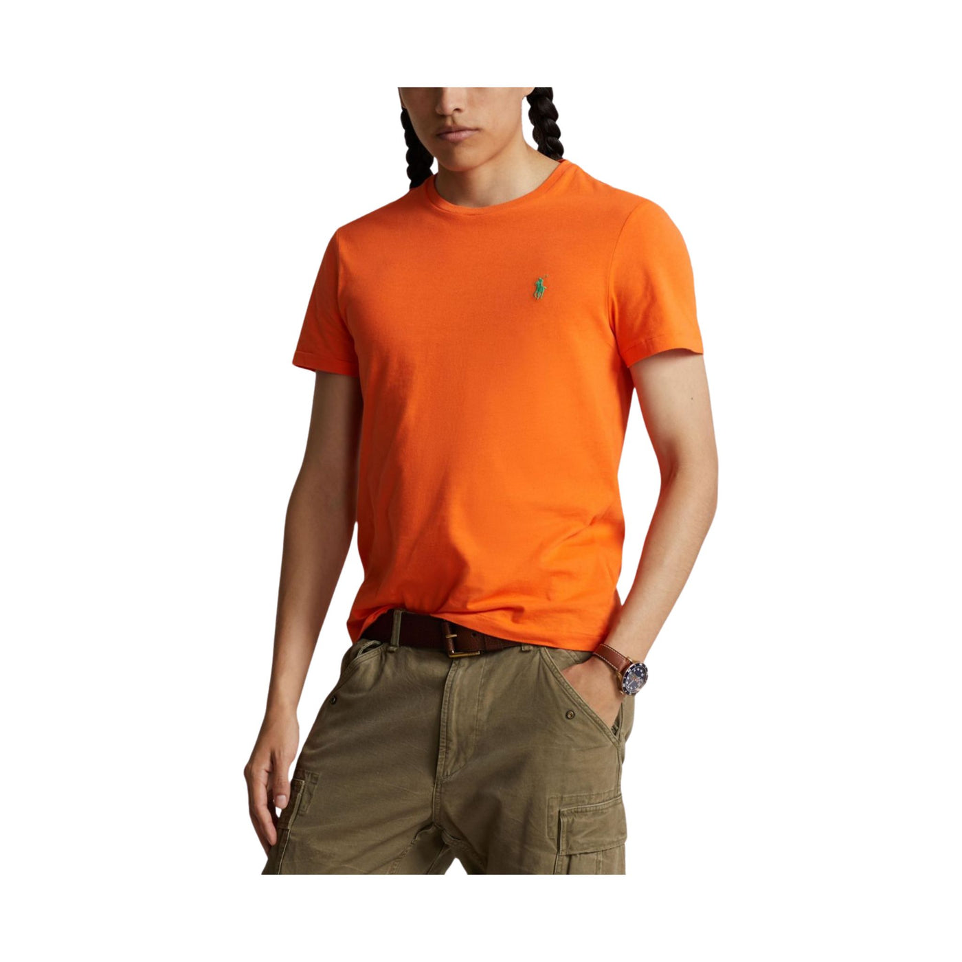 Modello con T-shirt in tinta unita arancione con cavallino sul petto in contrasto