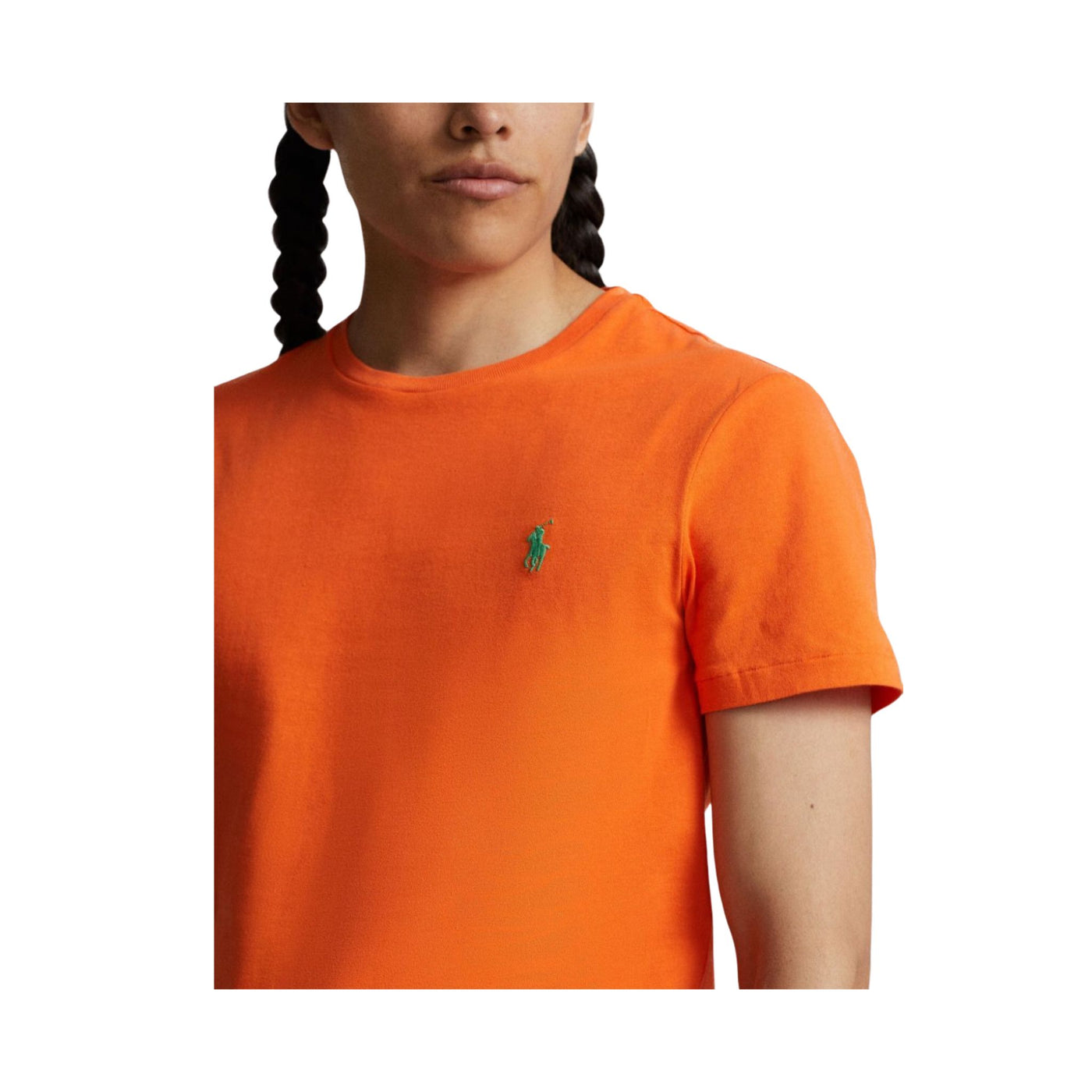 Dettaglio ravvicinato T-shirt in tinta unita arancione con cavallino sul petto in contrasto