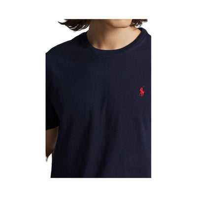 Dettaglio ravvicinato T-shirt in tinta unita con logo ricamato sul petto