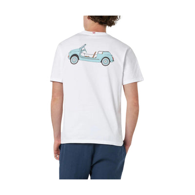 Retro modello con T-shirt in cotone con scritta Fiat 500 stampata sul petto e macchina multicolor sul retro