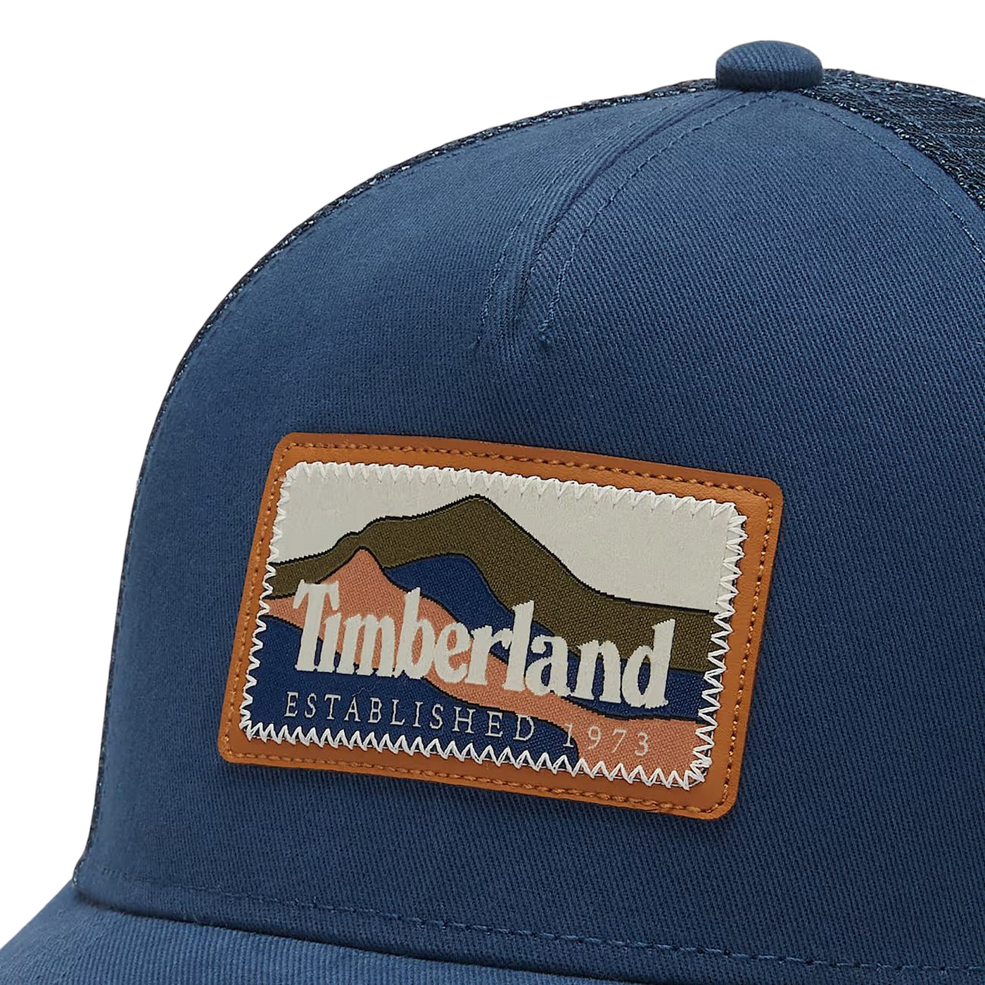 Acquista subito il Cappello Uomo, realizzato in puro cotone con visiera semicurva, cinturino regolabile e applicazione del tema della montagna con logo firmato Timberland su Old England: vieni a scoprire tutta la collezione sul nostro sito.