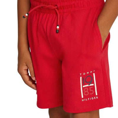 Acquista subito gli Shorts da Bambino, realizzati in maglia di cotone, fascia elastica in vita e due tasche laterali a taglio, firmati Tommy Hilfiger su Old England: vieni a scoprire tutta la collezione sul nostro sito