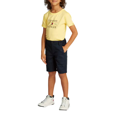 Acquista subito il Bermuda bambino, realizzato in fresco cotone, chiusura con zip e bottone, e tasche laterali e due tasche sul retro firmato Tommy Hilfiger su Old England: vieni a scoprire tutta la collezione sul nostro sito