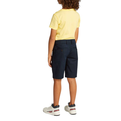 Acquista subito il Bermuda bambino, realizzato in fresco cotone, chiusura con zip e bottone, e tasche laterali e due tasche sul retro firmato Tommy Hilfiger su Old England: vieni a scoprire tutta la collezione sul nostro sito