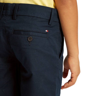 Acquista subito il Bermuda bambino, realizzato in fresco cotone, chiusura con zip e bottone, e tasche laterali e due tasche sul retro firmato Tommy Hilfiger su Old England: vieni a scoprire tutta la collezione sul nostro sito