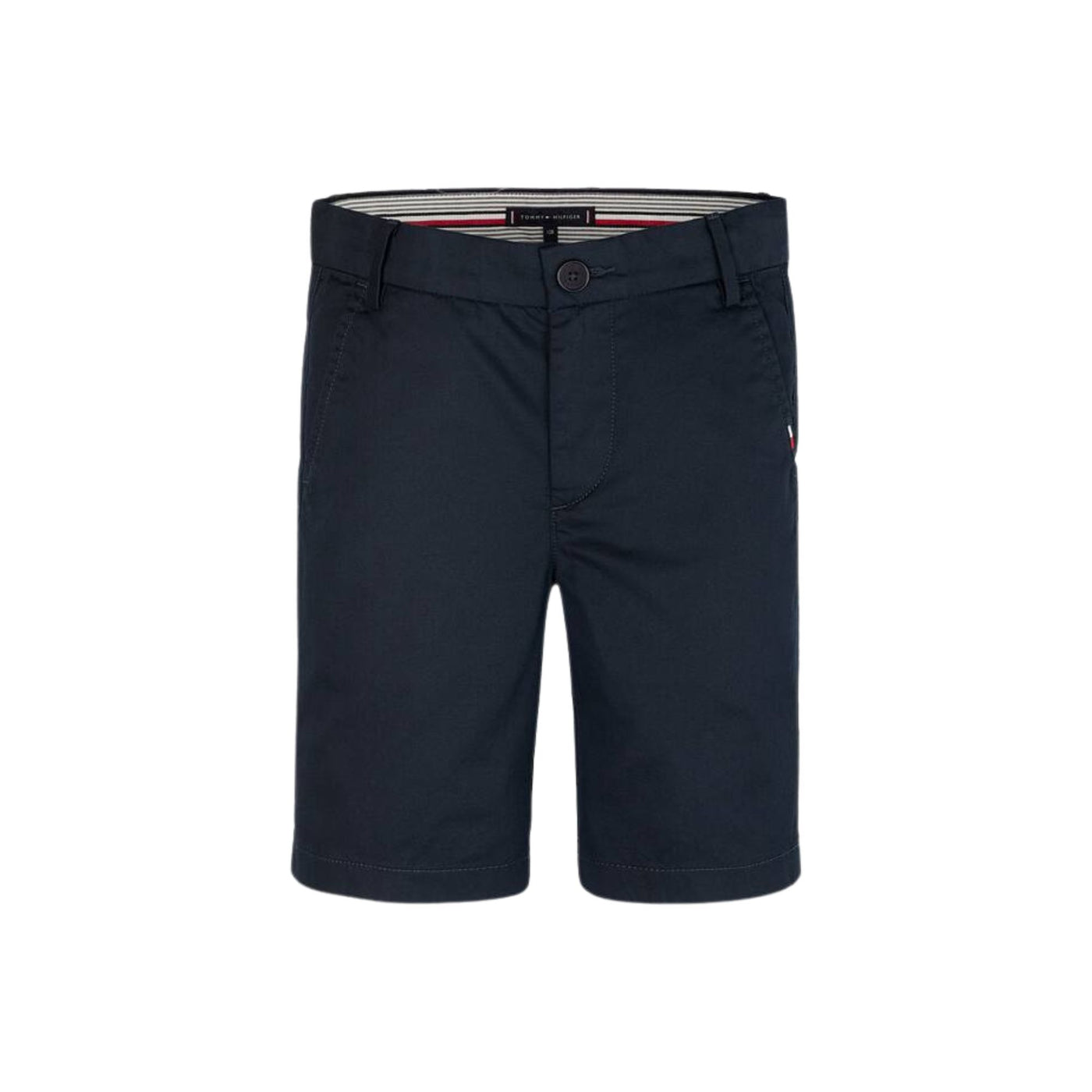 Acquista subito il Bermuda bambino, realizzato in fresco cotone, chiusura con zip e bottone, e tasche laterali e due tasche sul retro firmato Tommy Hilfiger su Old England: vieni a scoprire tutta la collezione sul nostro sito