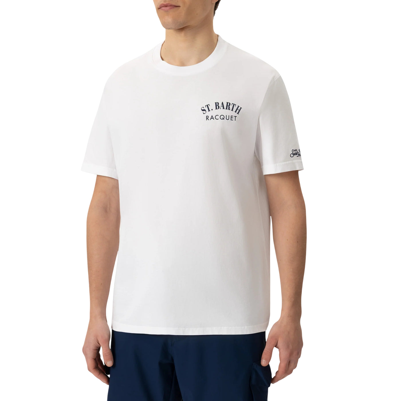 Acquista subito la T-shirt Uomo, in puro cotone a maniche corte, con logo ricamato sulla manica firmata Saint Barth su Old England: vieni a scoprire tutta la collezione sul nostro sito