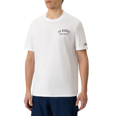 Acquista subito la T-shirt Uomo, in puro cotone a maniche corte, con logo ricamato sulla manica firmata Saint Barth su Old England: vieni a scoprire tutta la collezione sul nostro sito