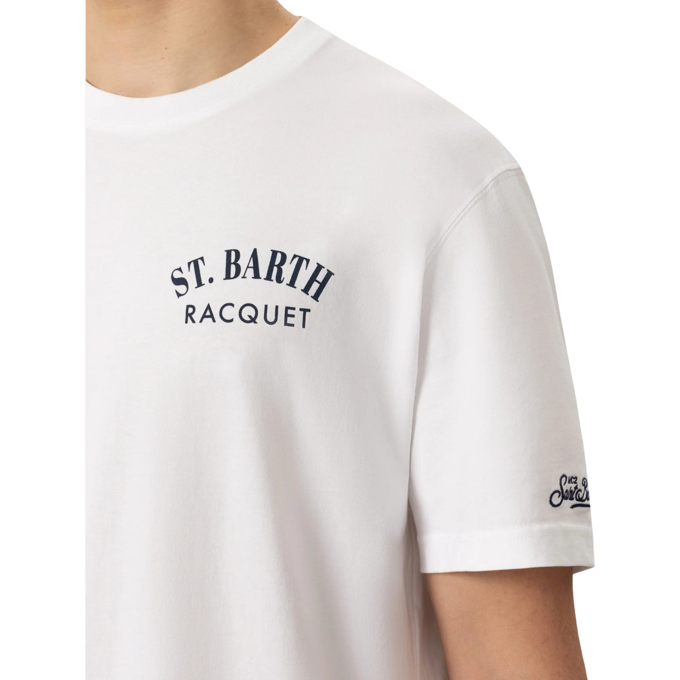Acquista subito la T-shirt Uomo, in puro cotone a maniche corte, con logo ricamato sulla manica firmata Saint Barth su Old England: vieni a scoprire tutta la collezione sul nostro sito