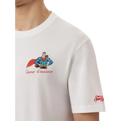 Acquista subito la T-shirt Uomo, in puro cotone a maniche corte con logo ricamato sulla manica firmata Saint Barth su Old England: vieni a scoprire tutta la collezione sul nostro sito