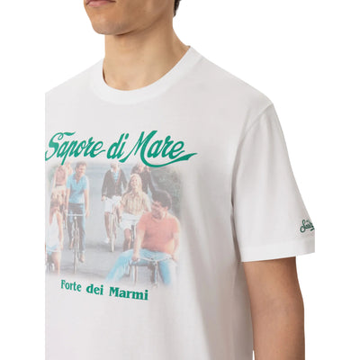 Acquista subito la T-shirt Uomo, in cotone a maniche corte a girocollo, e logo ricamato sulla manica, firmata Saint Barth su Old England: vieni a scoprire tutta la collezione sul nostro sito