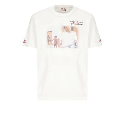 Acquista subito la T-shirt Uomo, in puro cotone a maniche corte, girocollo e logo ricamato sulla manica firmata Saint Barth su Old England: vieni a scoprire tutta la collezione sul nostro sito. 