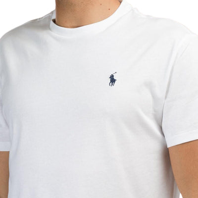 Dettaglio della T-shirt da uomo con logo ricamato Polo Ralph Lauren in blu