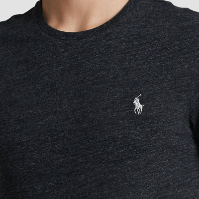 Dettaglio t shirt grigia a manica corta con logo ricamato Polo Ralph Lauren bianco
