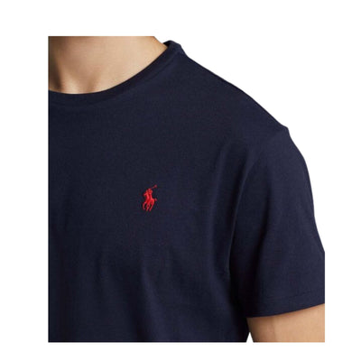 Dettaglio t shirt a manica corta con logo ricamato Polo Ralph Lauren in rosso