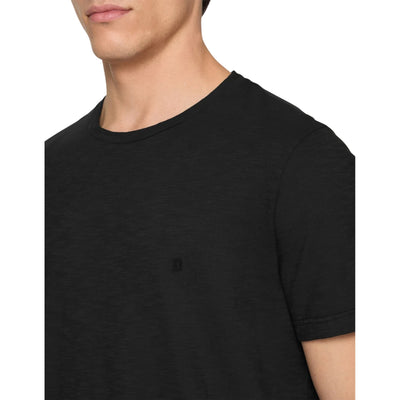 T-shirt Uomo girocollo in tinta unita nera dettaglio modello ravvicinato
