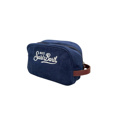 Acquista subito la Pochette Uomo, con zip e manico in ecopelle e tasca interna, firmata Saint Barth, su Old England: vieni a scoprire tutta la collezione sul nostro sito