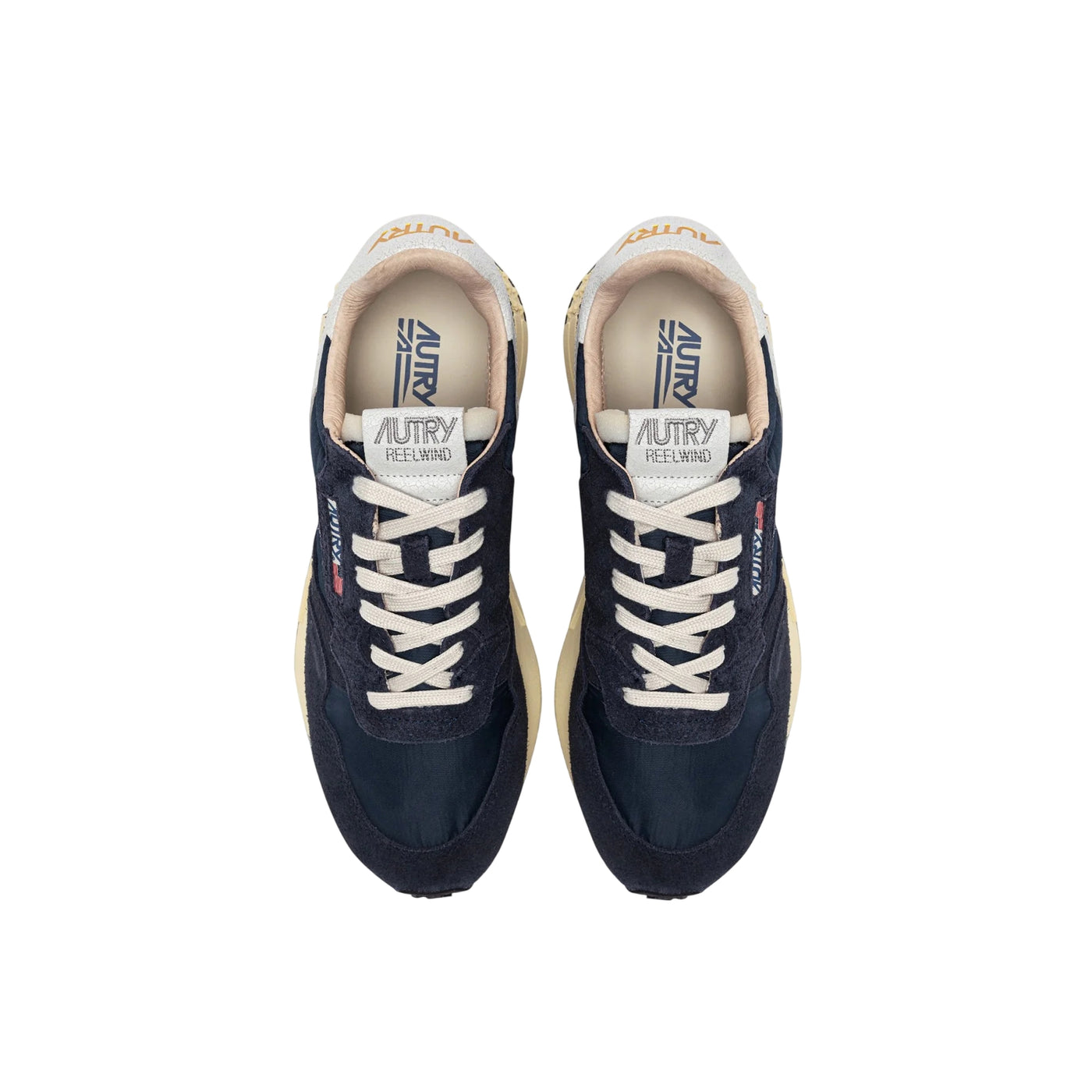 Acquista subito le Sneakers Uomo, in pelle scamosciata, suola in gomma e lacci piatti di cotone, firmate Autry su Old England: vieni a scoprire tutta la collezione sul nostro sito