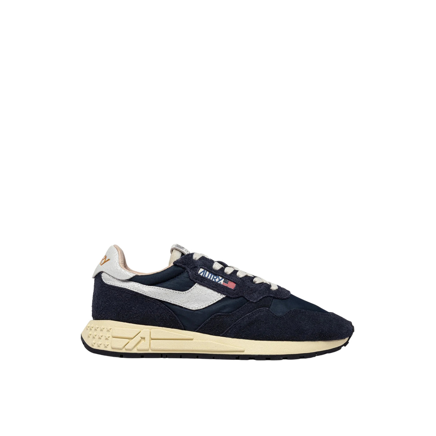 Acquista subito le Sneakers Uomo, in pelle scamosciata, suola in gomma e lacci piatti di cotone, firmate Autry su Old England: vieni a scoprire tutta la collezione sul nostro sito