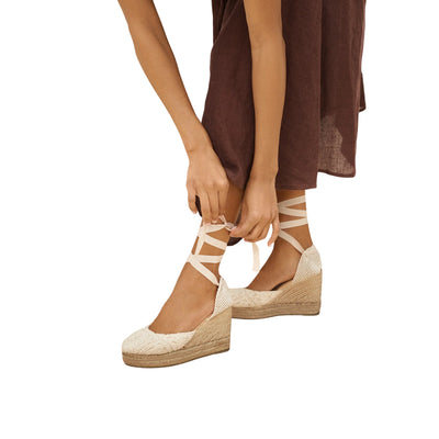 Acquista subito le Espadrillas Donna, realizzate in cotone ricamato all'uncinetto, suola in juta naturale e lacci incrociati firmate Manabì su Old England: vieni scoprire tutta la collezione sul nostro sito.