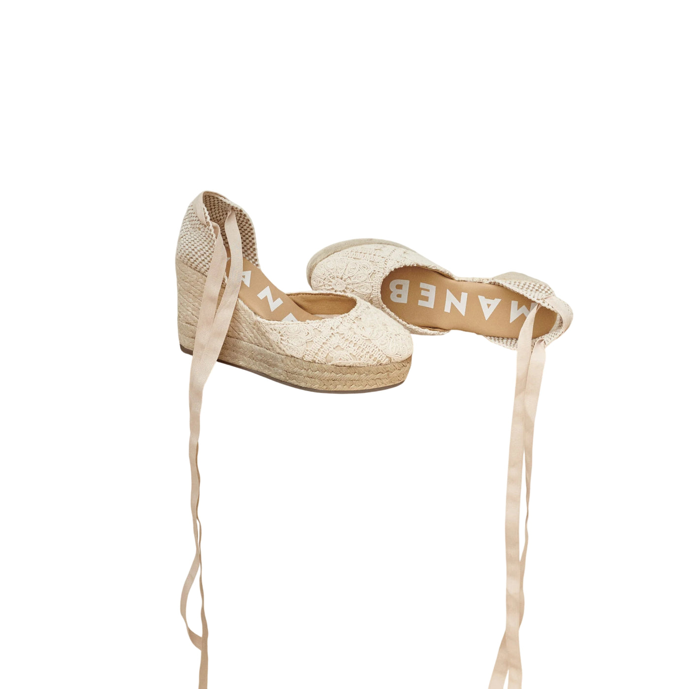 Acquista subito le Espadrillas Donna, realizzate in cotone ricamato all'uncinetto, suola in juta naturale e lacci incrociati firmate Manabì su Old England: vieni scoprire tutta la collezione sul nostro sito.