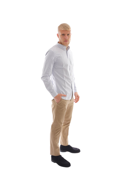 modello figura intera con pantalone beige e camicia a righe brooks brothers