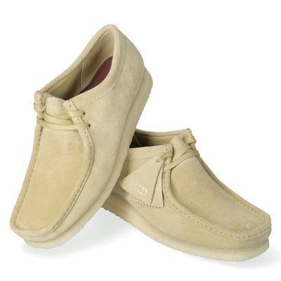 polacchine da uomo clarks con tomaia in camoscio beige una sopra l'altra