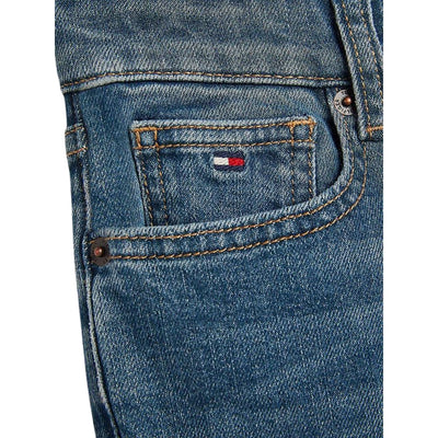 Jeans da bambino 8-16 anni realizzati in misto cotone con cinque tasche e chiusura con bottone e zip. Zoom su bandierina logo brand 