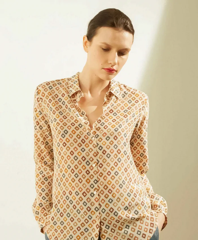 Women's shirt with rounded bottom