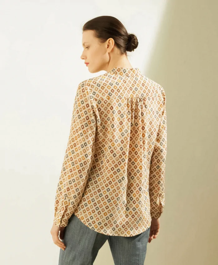 Women's shirt with rounded bottom