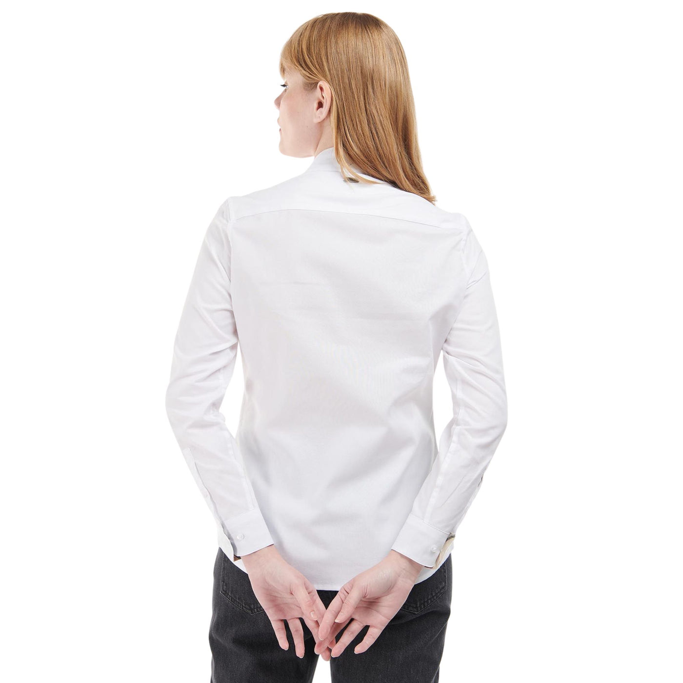 Camicia da donna Barbour in cotone con rifiniture in tartan White. Indossata da modella. 