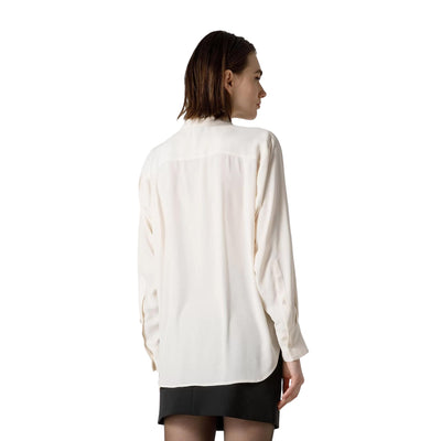 Camicia da donna bianca firmata Seventy su modella vista retro