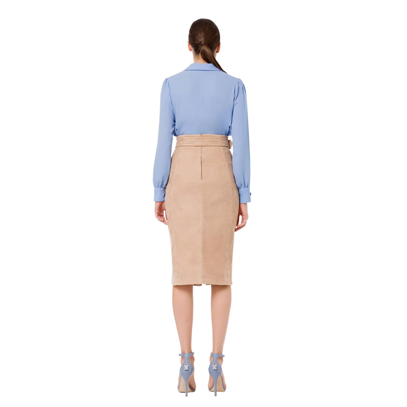 Camicia da donna firmata elisabetta franchi color pervinca con scollo a V e bottoni in metallo dorati con dettaglio bussola.  Visione retro del capo