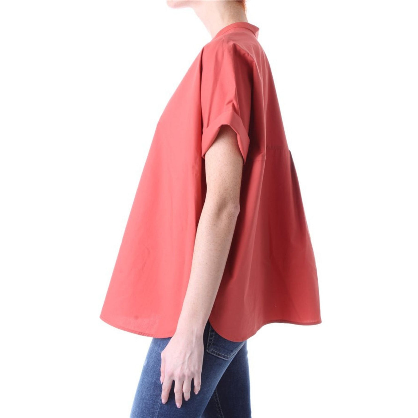 Camicia donna rossa Woolrich su modella vista laterale