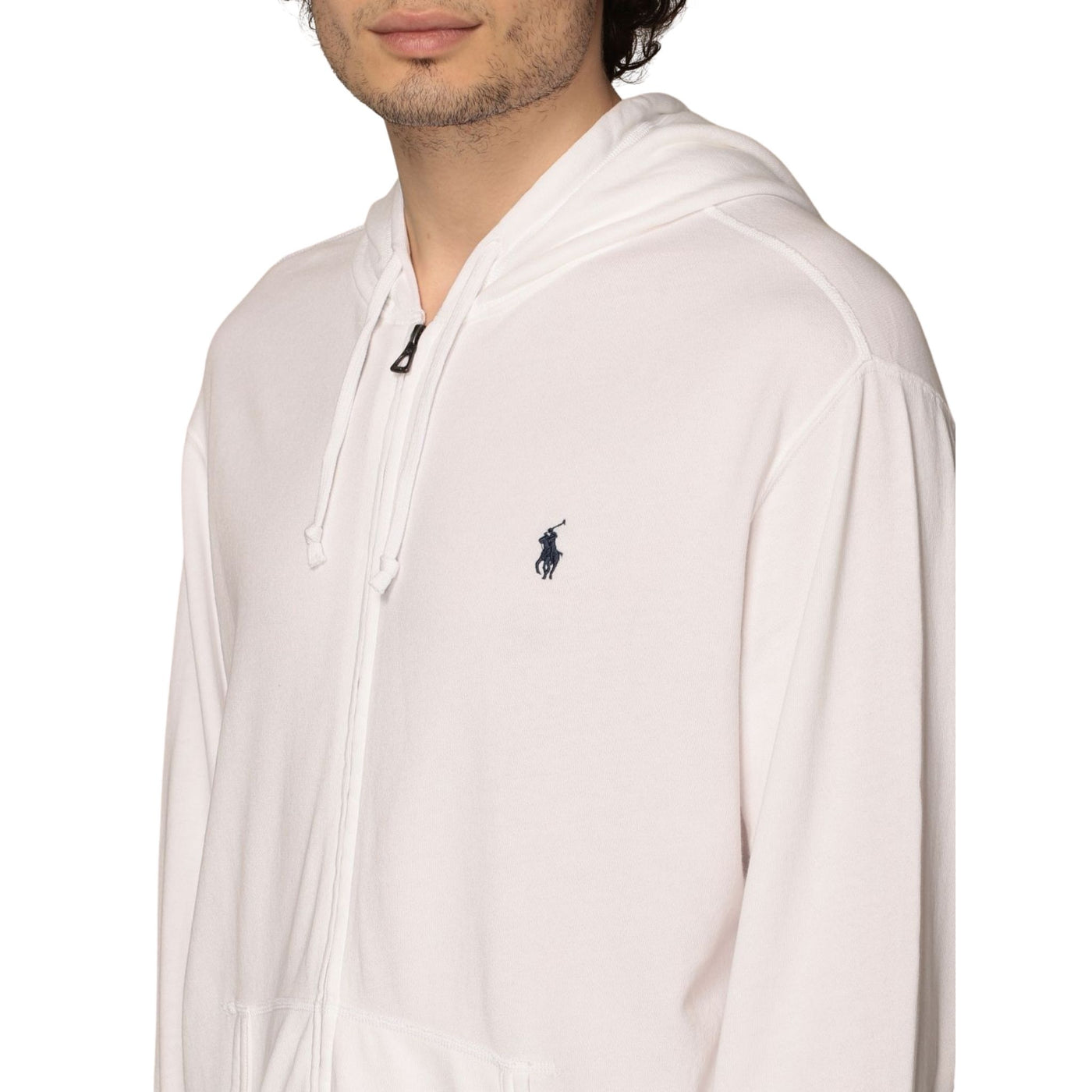 Felpa uomo bianca Polo Ralph Lauren su modello dettaglio logo