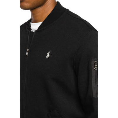 Felpa uomo nera Polo Ralph Lauren su modello dettaglio logo