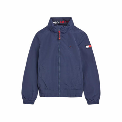 Giubbotto da bambino firmato Tommy Hilfiger realizzato con chiusura zip e cappuccio inamovibile. 