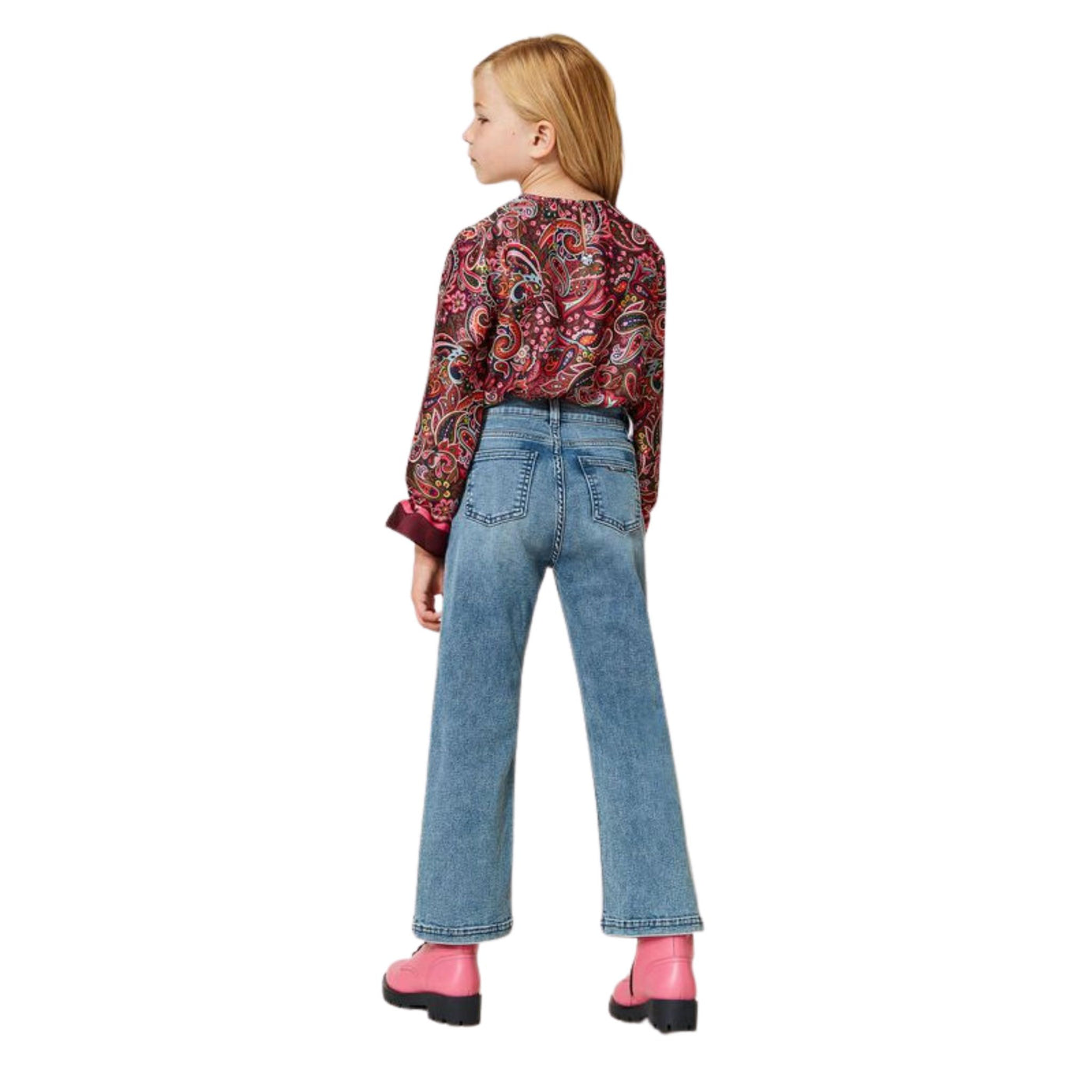 Jeans da bambina firmati Twinset in denim chiaro con spacchi sulle ginocchia. Indossati da modella. 