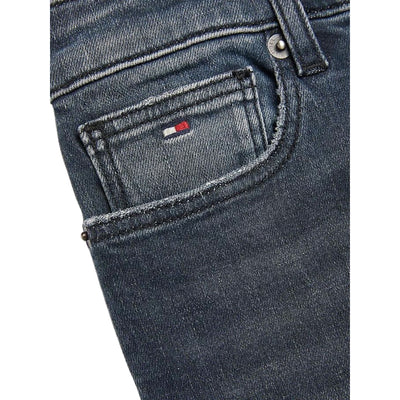 Jeans bambino 8-16 anni in denim scuro. modello a cinque tasche con chiusura zip e dalla vestibilità skinny. Dettaglio taschino con bandierina brand. 