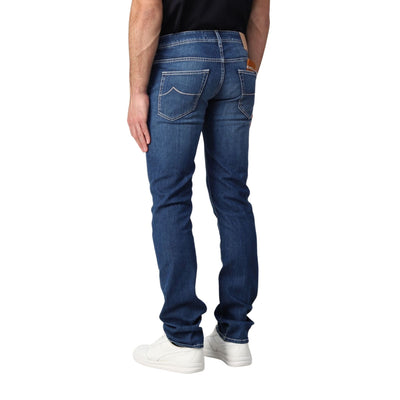 Jeans da uomo firmati Jacob Cohen su modello vista retro