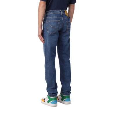 Jeans da uomo denim firmati Jacob Cohen su modello vista retro